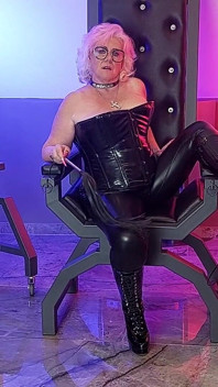 Une dominatrice mature vêtue de latex se fait fouetter dans des poses extatiques