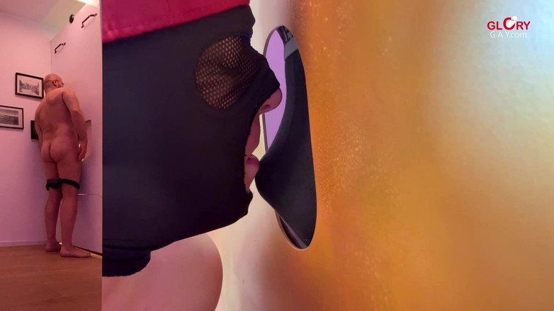 GLORYHOLEGAYS: Ayah tiri yang sange muncrat di kue ini. Aku lagi...