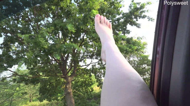 Polly Sweet: Hraní si s kundičkou v autě – prsa, nohy, na veřejnosti