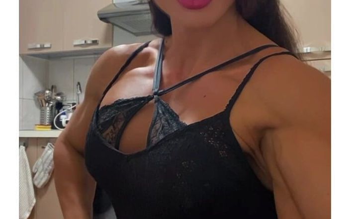 Alesya muscledoll: Musclegirl ama los tacones altos