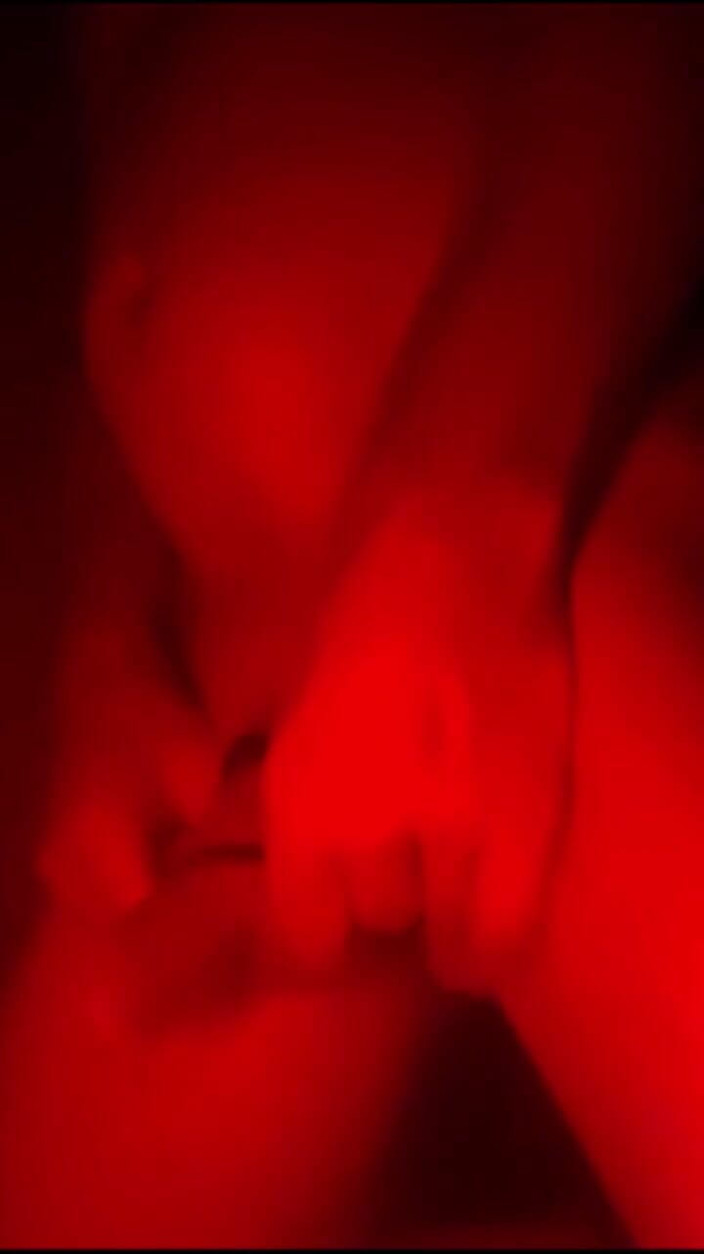 Kane Santiago: Masturbazione oleosa in monocromio rosso
