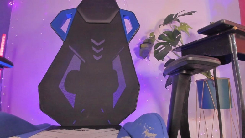 Bella Duval: 가득 찬 매달린 고환을 핥는다