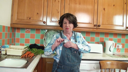 Dirty Doctors Clips: Un montón de zanahorias en el gran culo de madura