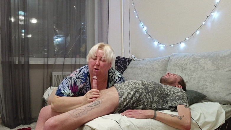 Zona901: 继母在深度口交后吞精