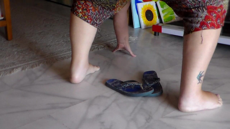 Sex hub couple: Jen is peeing on her bath slippers