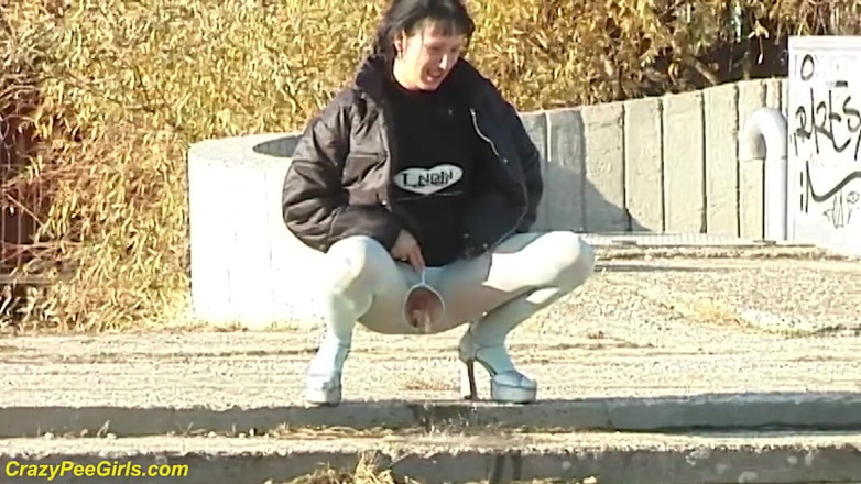 Crazy pee girls: 계단에서 오줌 싸는 팬티 스타킹 소녀