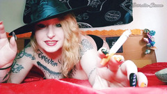 Estrella Steam: La strega fuma mentre gioca con il fumo