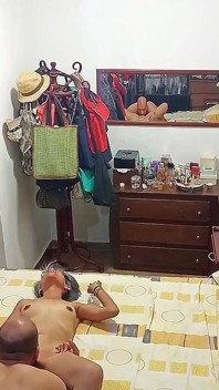 Cama, habitación y una gran polla: así es como me folla mi hermanastro, qué bien lo hace.