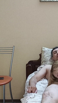お尻にアナルプラグを差し込んだ主婦が後ろから犯される