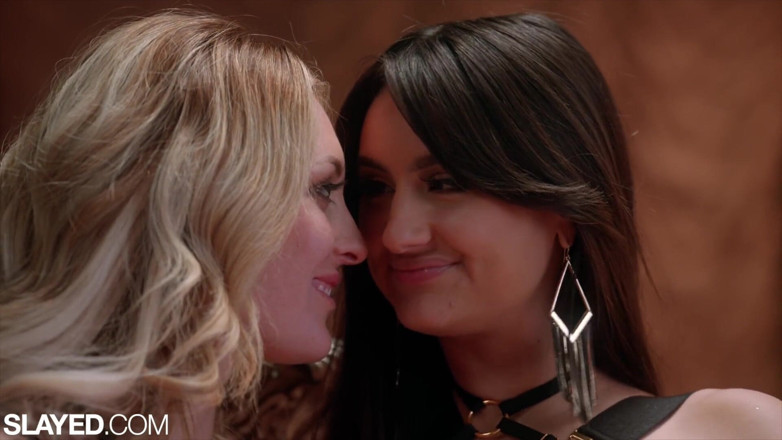 Slayed: Eliza Ibarra yang ditelanjangkan membuatkan pepek Charlotte kucar-kacir