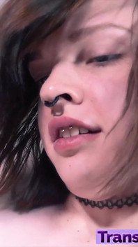 La piccola cantante anri giovane e timida