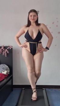 Din kurviga granne försöker på hennes bikini och märker att du tittar på