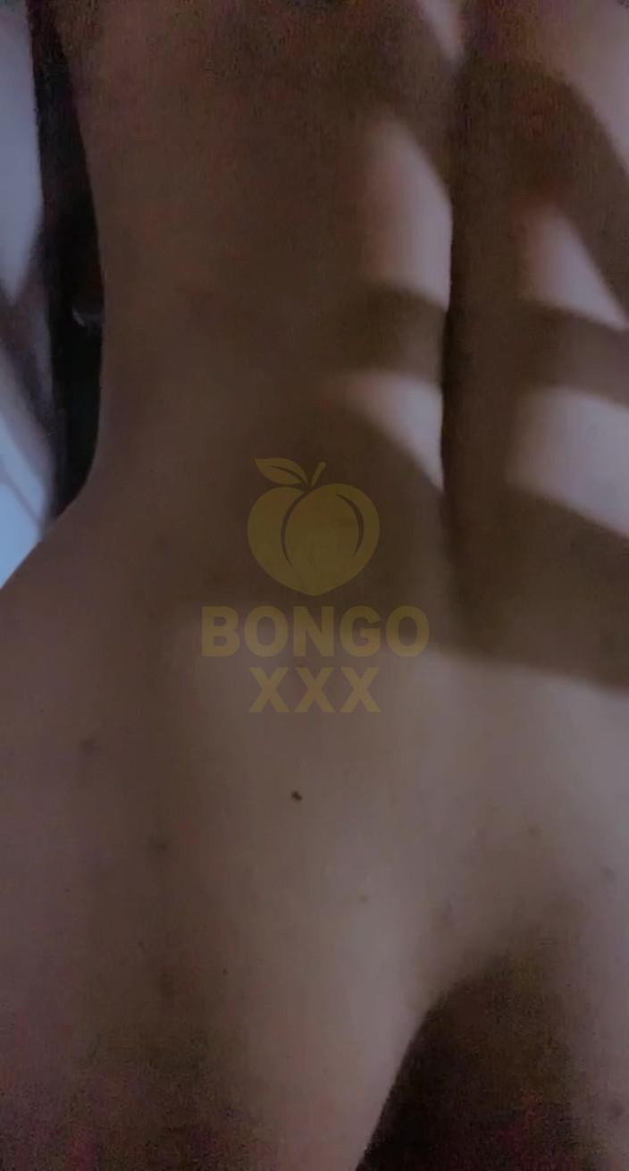 BongoXXX: Jej tinny tyłek sprawił, że cumming zbyt mocno na jej cipki...