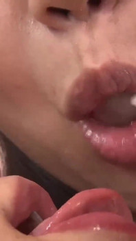 Ella sigue chupando mi polla como una paleta, mientras yo sigue lamiendo su culo dulce -1