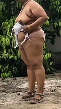 Naughty Bodist Dari India Santai Luar Berbogel, Makan Buah-buahan Segar Dan Menikmatinya