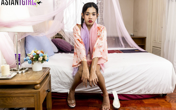 Asian Tgirl: Asian Tgirl: urocza wytryska