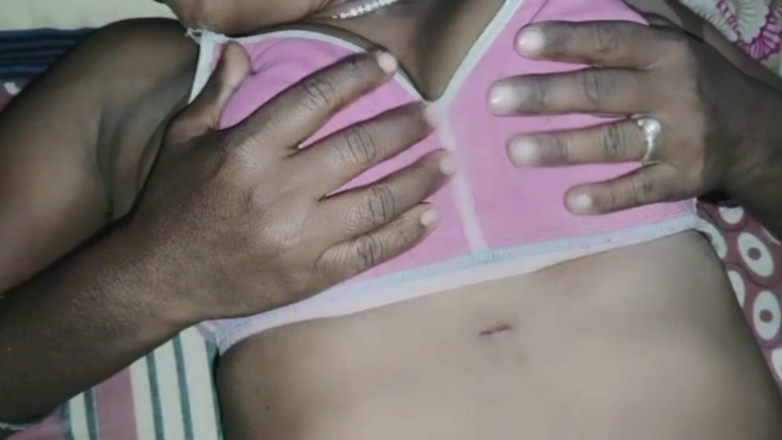 Aassam: インドの成熟女性が男性のために指で愛撫し、マスターベーションをする