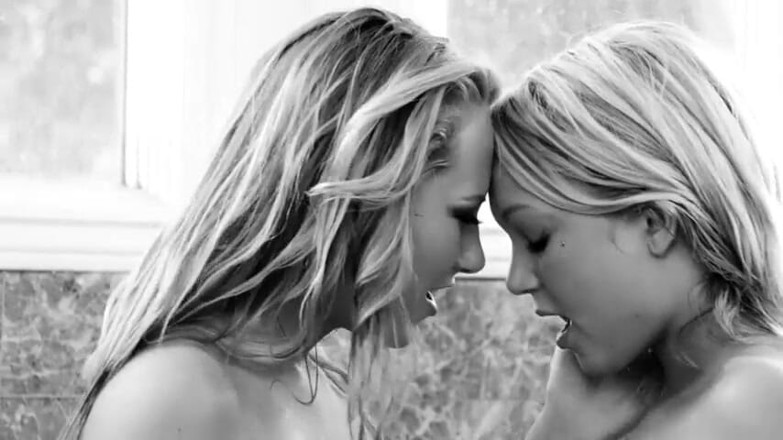 Lesbian Stories: Perfeitas gatas agradando o cu uma da outra no chuveiro