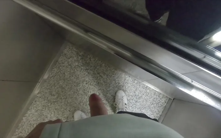 Dirty Dog: Twink Amateur Guy Show off Cock Walking by the Street...