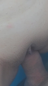 Sexo arriesgado con una pequeña flaca con coño apretado en la piscina