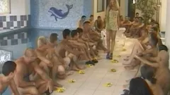 자지를 빨아주는 아름다운 갈색 머리 창녀