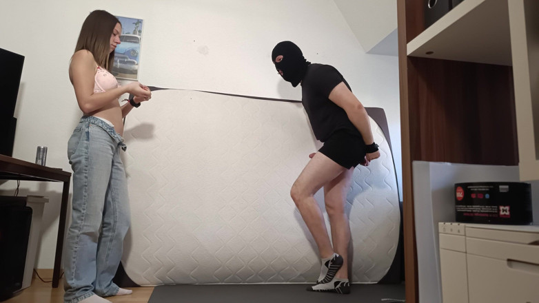 German ballsbusted: 她正在摧残我的球，而我毫无防备