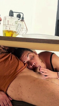 Zlobivá nevlastní dcera masturbuje, kouří a polyká všechno.