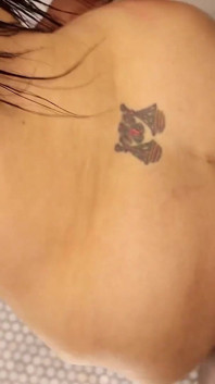 Miss Raquel, MILF latina à gros cul, se fait baiser sous la douche par une grosse bite noire
