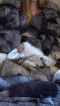 Hraní a škádlení se spoustou kožešiny! Masturbace v kožichu