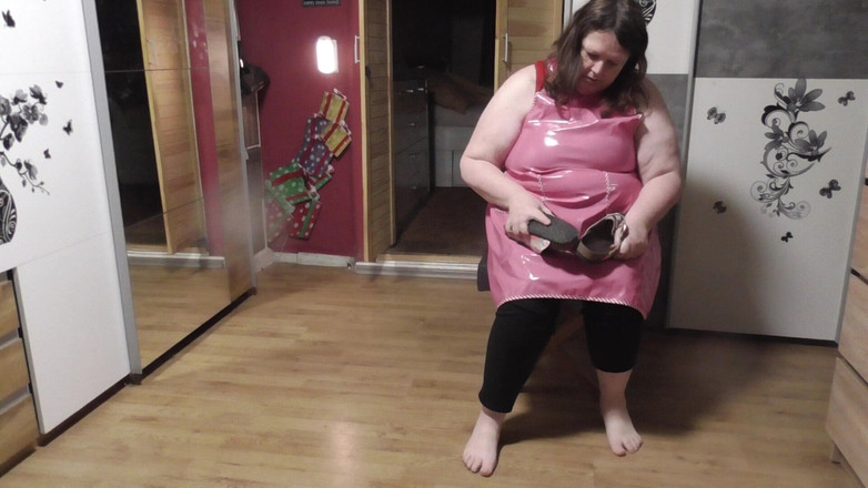 tammara big: 고무 앞치마 안에서 슬리퍼를 납작하게 펴