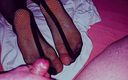 Coupl3fun: Amateur nylon voetenbeurt met cumshots!