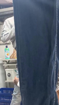 Tante seksi bertato diam-diam dipake sama dua pria di ruang bawah tanah
