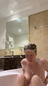 Bersenang-senang di bak mandi hotel