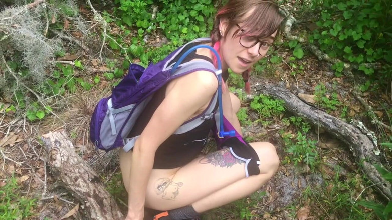 kactus kutie: 하이킹 중 숲에서 오줌 싸기