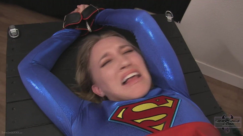 Sinn Sage: Super cipka Supergirl z udziałem Sinn Sage, Riley Reyes