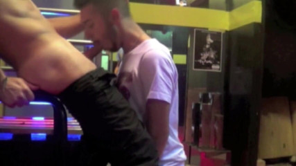 Sneaker Sex Kinky: Alex dipergunakan oleh kasut badboy