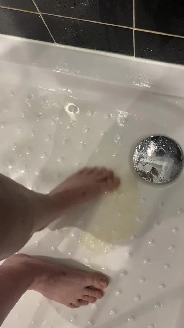 VikkiGeorgia: Pee in Shower