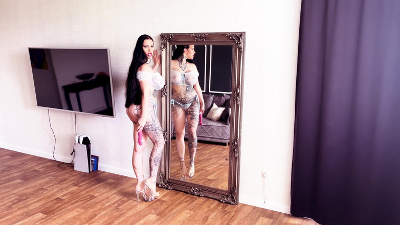 Miss Alessa Milano: 안락의자 앞에서