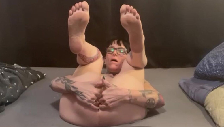 aewin11: Táta protahuje Aewinův malý zadek, než ho tvrdě ošuká