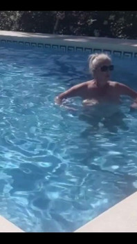 Ziua de filmare de ieri s-a încheiat cu o scufundare în piscină