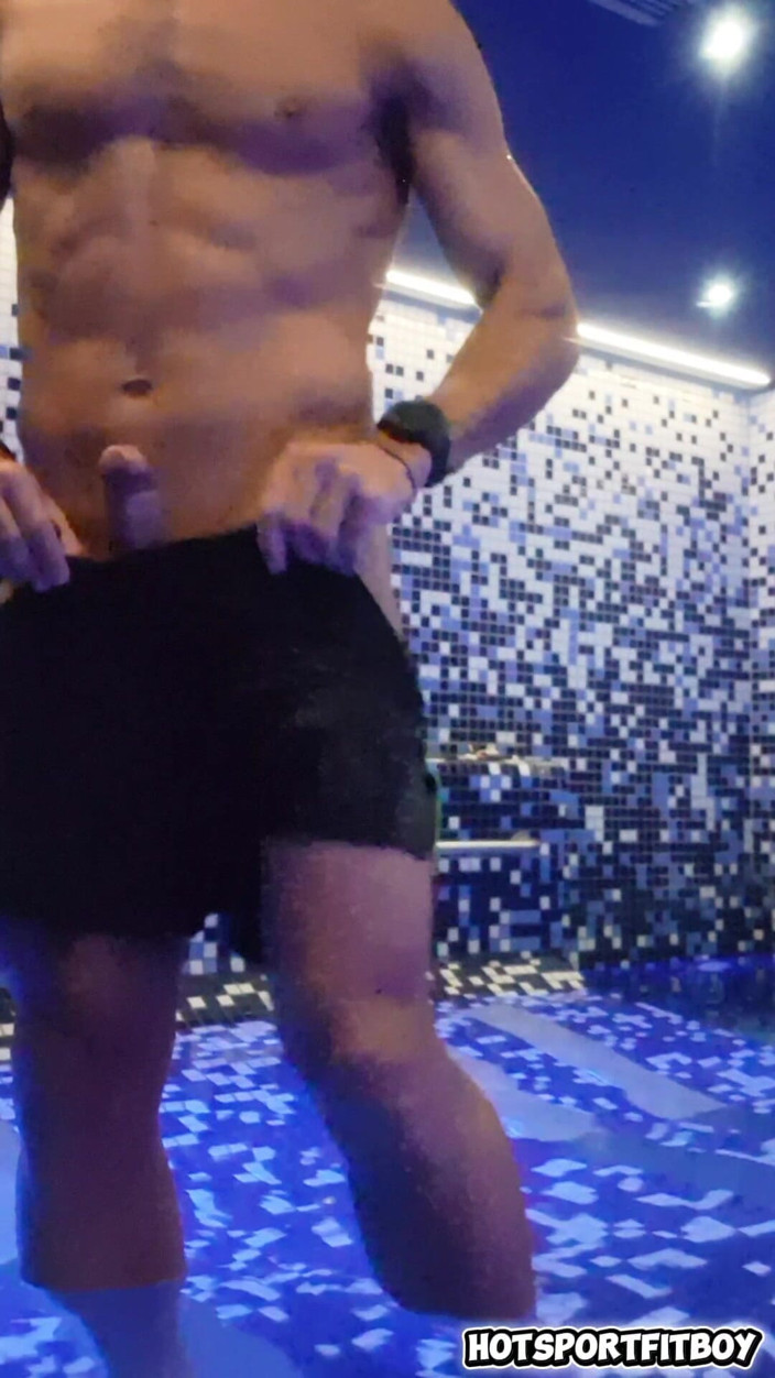Hotsportfitboy: Riskantní masturbace v luxusní lázeňské sauně - velký tvrdý penis honění...