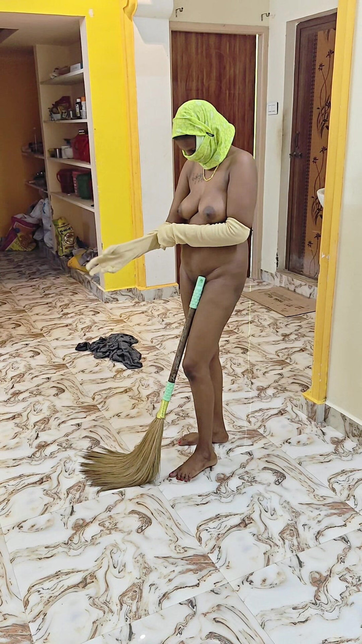 Thesana: Pembantu rumah dan Pemilik