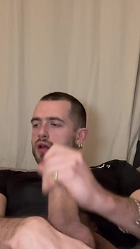 Právě se dostal domů po dni práce. Nemůžu se dočkat, až čichám k mým zpocený jámám a vystříkám mi náklad.