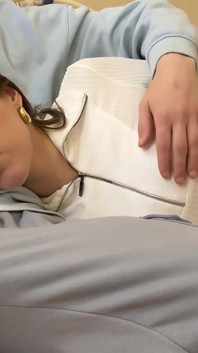 彼女の義理の息子を誘惑するふりをした