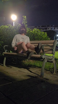 Sexy shemale Tingxuan se masturbează afară și își spală mâinile