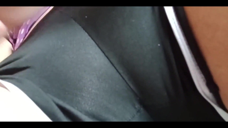 Yulieth Gomez: Мила дівчина в піжамі торкається своєї дупи і кінчає на ліжко свого вітчима