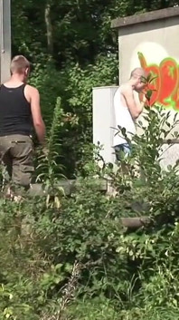 Spust Szalona chuda niemiecka twinks w surowym trójkącie na świeżym powietrzu