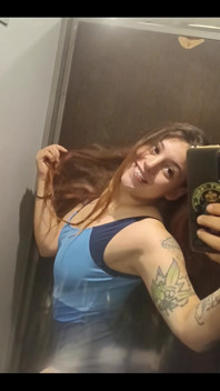 Mi ha filmato nuda mentre cercava vestiti