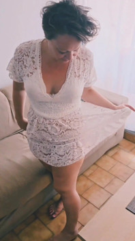Elle a Pas De Culotte. Et Oui J'aime Me Balader Sans Culotte Le Vent Frais Qui Rafraichit Ma Chatte Humide