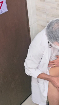 Doktor ve hemşire vardiyaları sırasında hastane banyosunda direnemiyor ve seks yapıyor